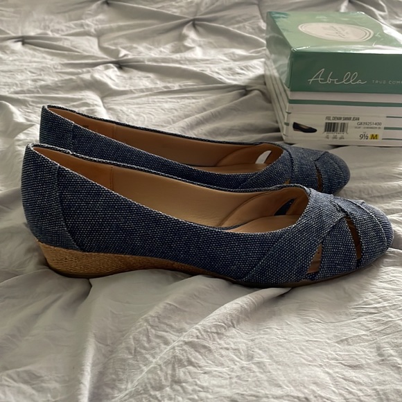 Abella Denim Summer Jean Low Wedge - Size 9.5M - Picture 2 of 8
